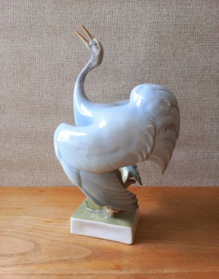  Zsolnay daru figura