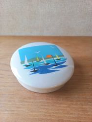   Kbnyai Porcelngyr - Balaton bonbonier hajs dekorral