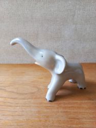   Szrke porceln elefnt figura