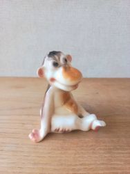   Porceln vagy fajansz majom figura