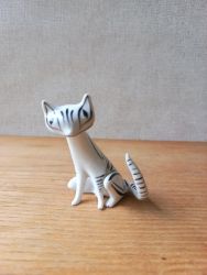   Hollhzi cica porceln figura - Torma Istvnn tervezse